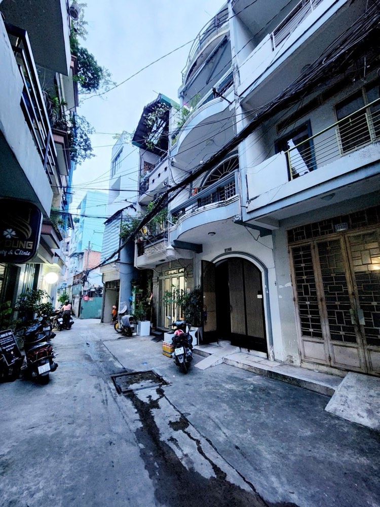 Bán tòa khách sạn hẻm 177 Ba Tháng Hai, Quận 10