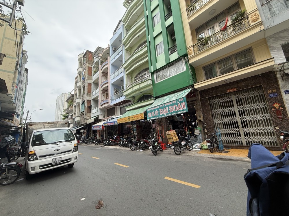 Bán nhà mặt tiền Trịnh Hoài Đức, Quận 5