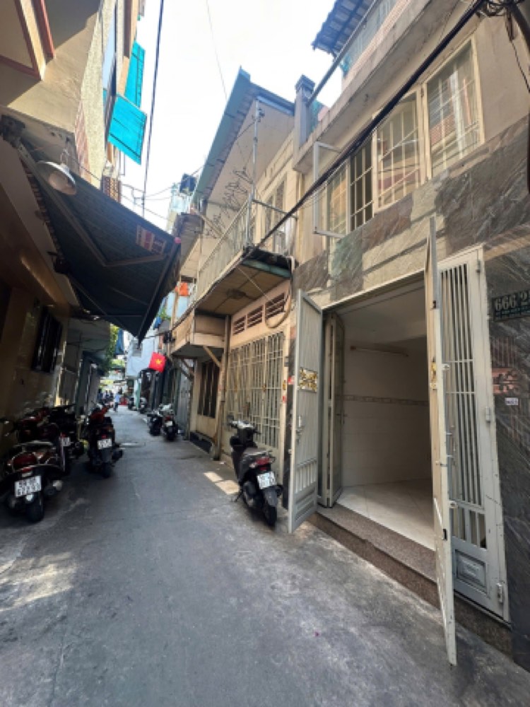 Bán nhà hẻm 666 Võ Văn Kiệt, Quận 5 - ảnh 1