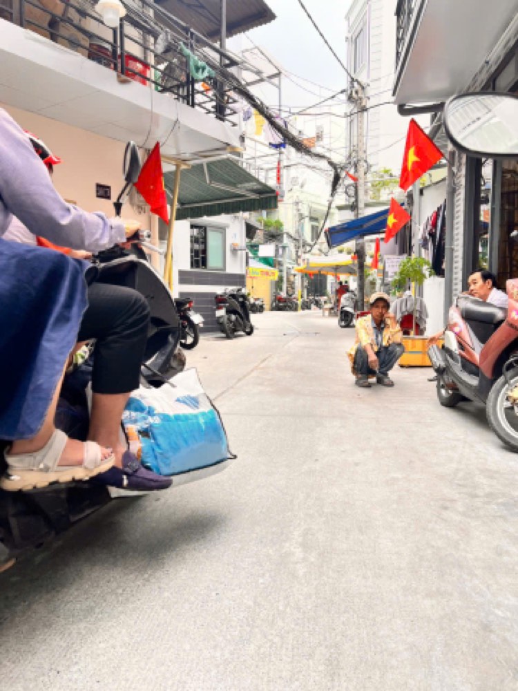 Bán nhà hẻm 240 Cách Mạng Tháng Tám, Quận 3 - ảnh 1