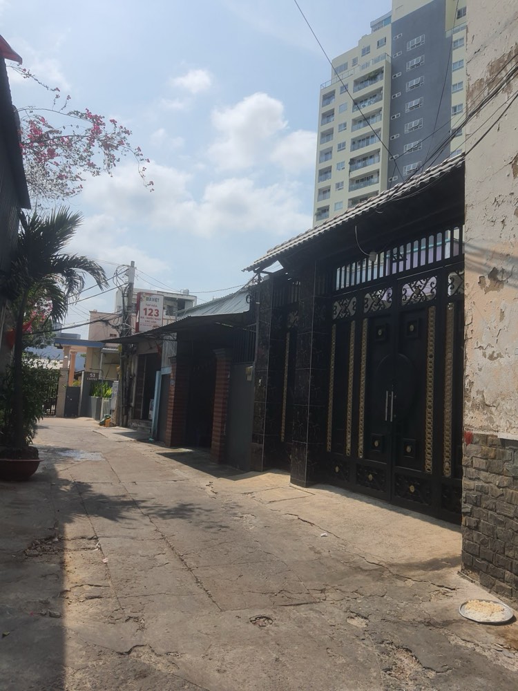 Bán nhà mặt tiền Phạm Văn Đồng, Gò Vấp
