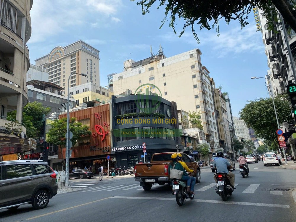 Bán nhà mặt tiền 38 Đông Du, Quận 1