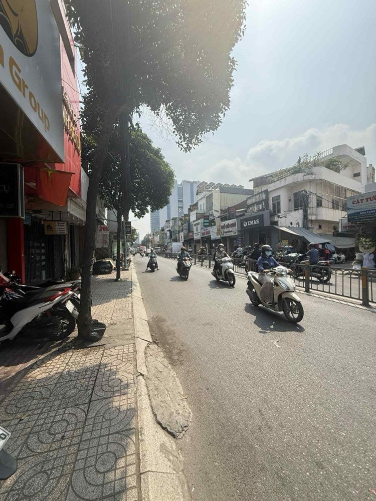 Bán nhà mặt tiền Cách Mạng Tháng Tám, Quận 3