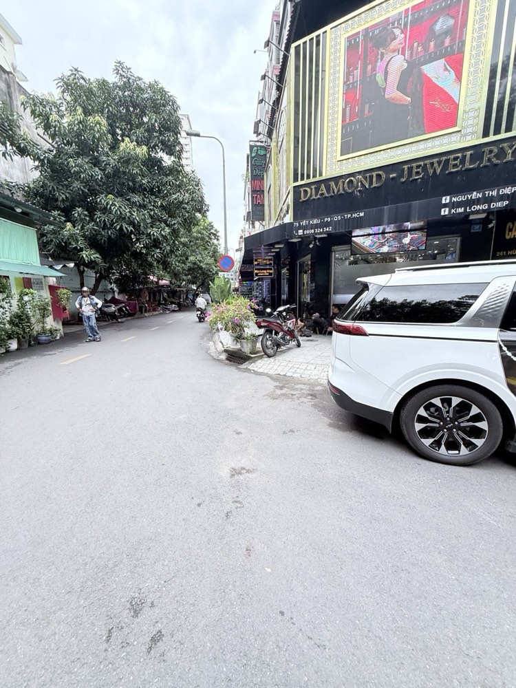 Bán nhà mặt tiền Hùng Vương, Quận 5