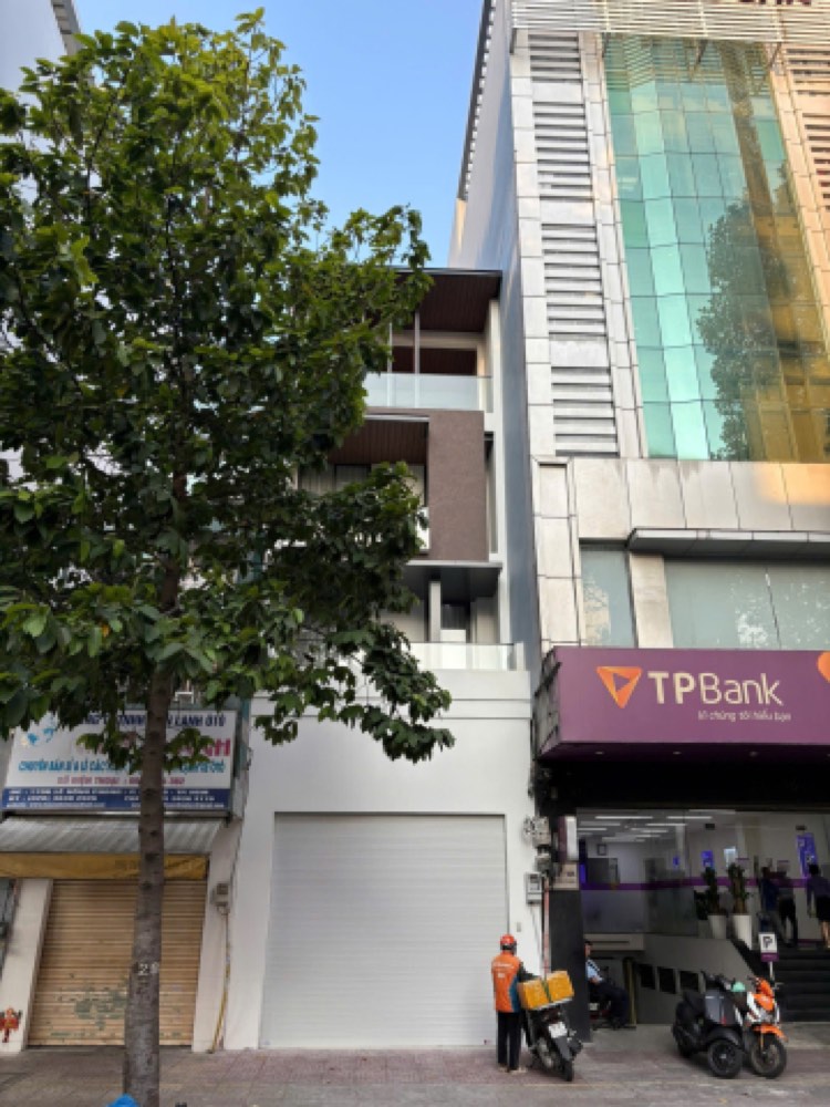 Bán nhà mặt tiền 168 Lê Hồng Phong, Quận 5