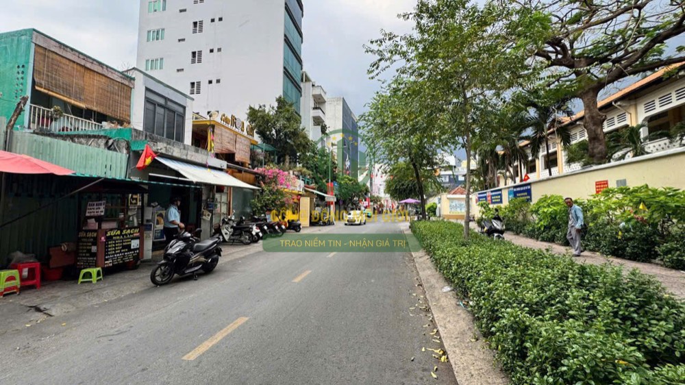 Bán nhà mặt tiền 11bis Huỳnh Tịnh Của, Quận 3